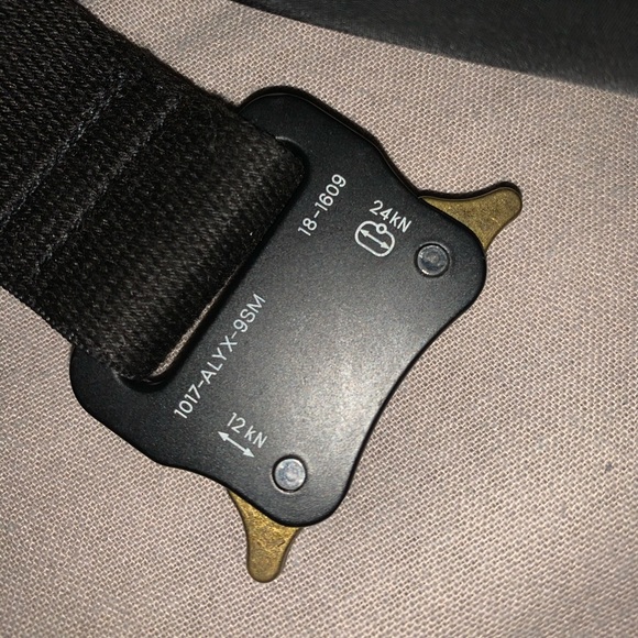 ALYX BUCKLE SHOULDER BAG - Picture 4 of 7